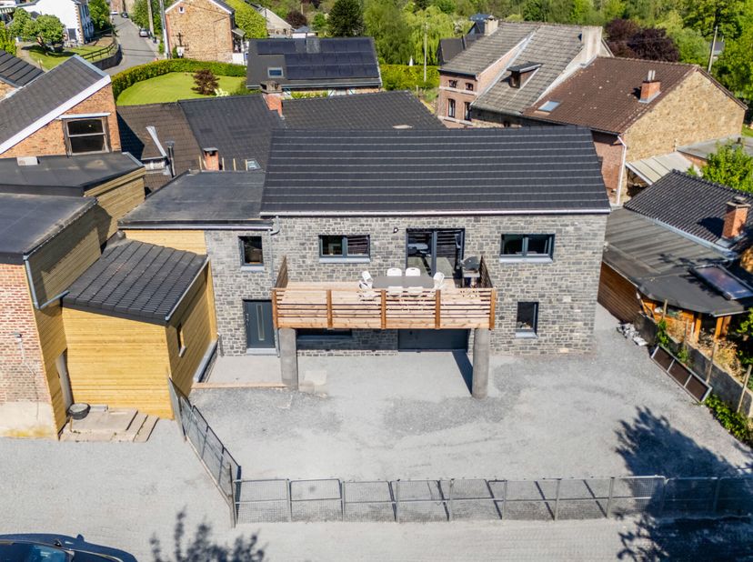 2-slaapkamer woning met houten gevelbekleding, volledige isolatie en garage  Een gezellige mix van charme en efficiëntieOp zoek naar een woning met au