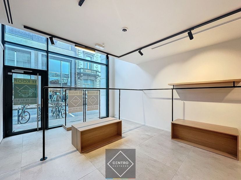 Benaderende OPPERVLAKTEN:&lt;br /&gt;
Constructie - bewoonbare oppervlakten&lt;br /&gt;
Gelijkvloers: 70,50 m²&lt;br /&gt;
Verdieping: 51,50 m²&lt;br /&gt;
Terras (1°v): 20 m