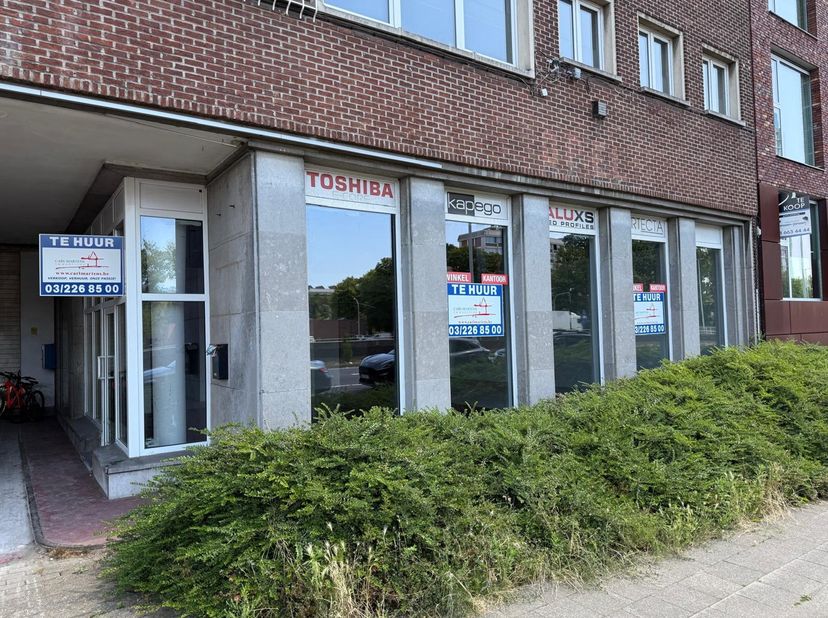 Gelijkvloerse winkelruimte op zeer centrale ligging !&lt;br /&gt;
&lt;br /&gt;
Het pand geniet een oppervlakte van +/- 136 m². &lt;br /&gt;
&lt;br /&gt;
Algemene onkosten : €