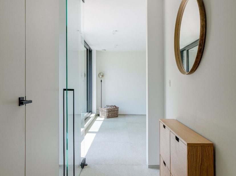 Dit ruime-appartement met 2 slaapkamers is gelegen op de 2de verdieping van blok van 3 appartementen in Westerlo-centrum. Het appartement heeft een pr