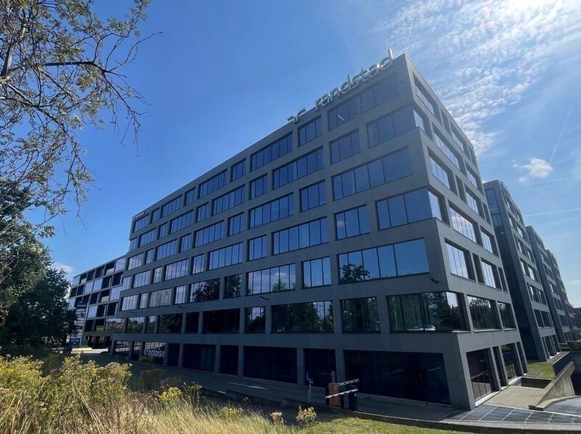 451m² de bureaux au rez-de-chaussée avec visibilité commerciale (extensible à 2459m² de bureaux)&lt;br /&gt;
Emplacement : à distance de marche de la gare d