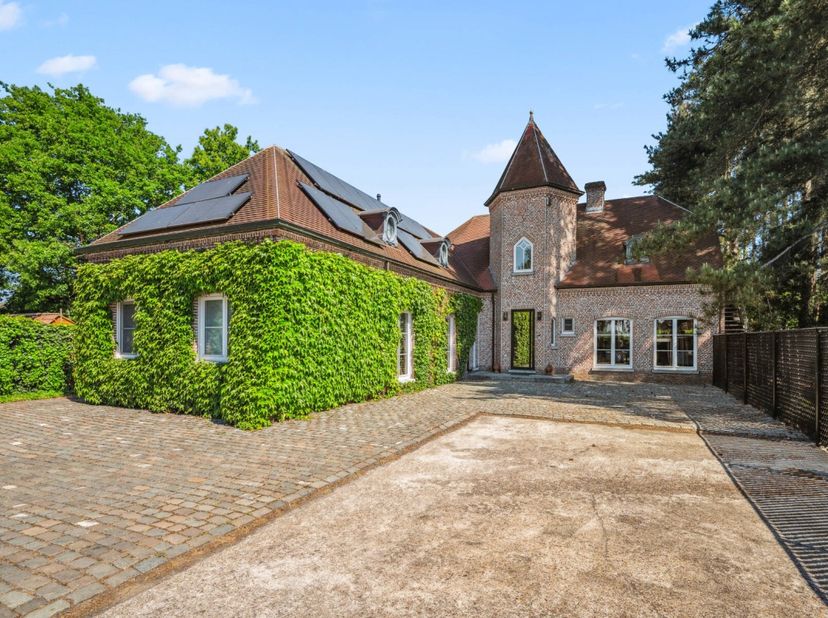 Deze tijdloze woning is afgewerkt met kwaliteitsvolle materialen en bevindt zich op een rustige, groene locatie vlakbij het centrum van Beerzel.&lt;br /&gt;