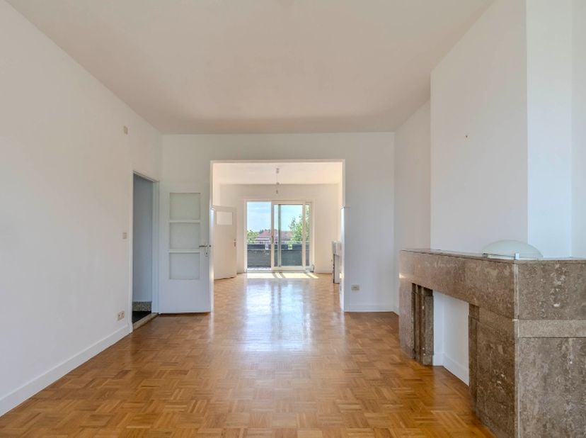 Ruim appartement op de tweede verdieping met 2 slaapkamers, bureel en terras nabij centrum!&lt;br /&gt;
Ligging: ideaal gelegen in Lier met vlotte verbindin