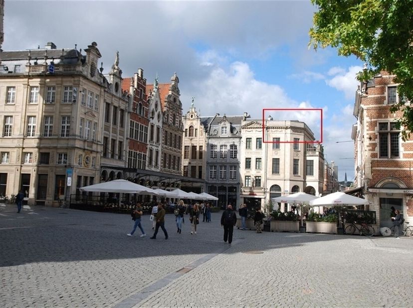 Dit appartement is gelegen op het derde en hoogste verdiep van een totaal gerenoveerd pand in hartje Leuven. Het omvat een inkomhal met vestiaire, een
