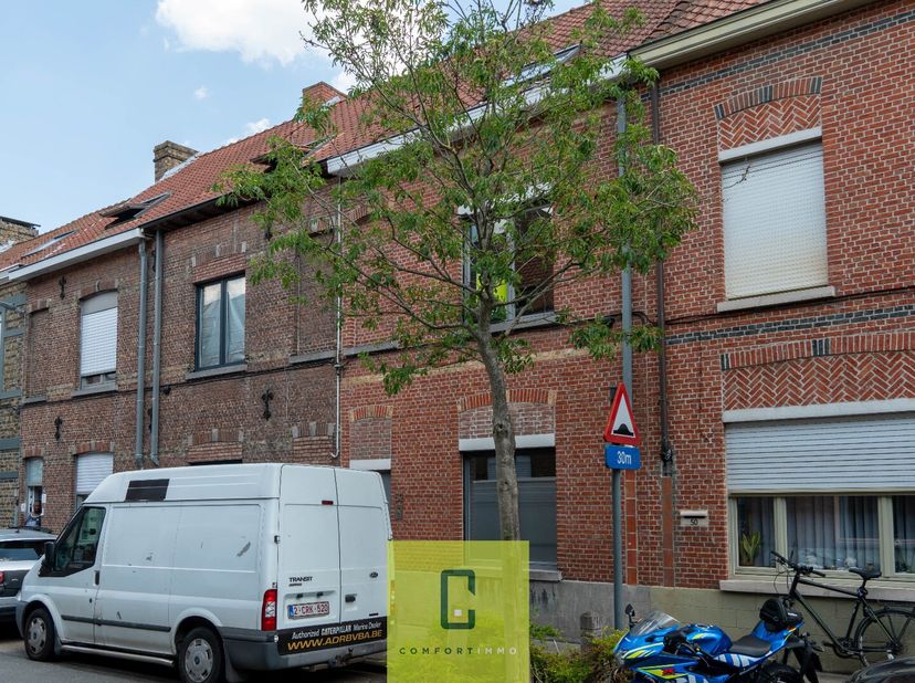 STARTPRIJS: BEZOEKDAG 17 JULI OP AFSPRAAK Deze woning in Assebroek is de perfecte gezinswoning. Met een ruime tuin , 3 slaapkamers en een dressing.  e