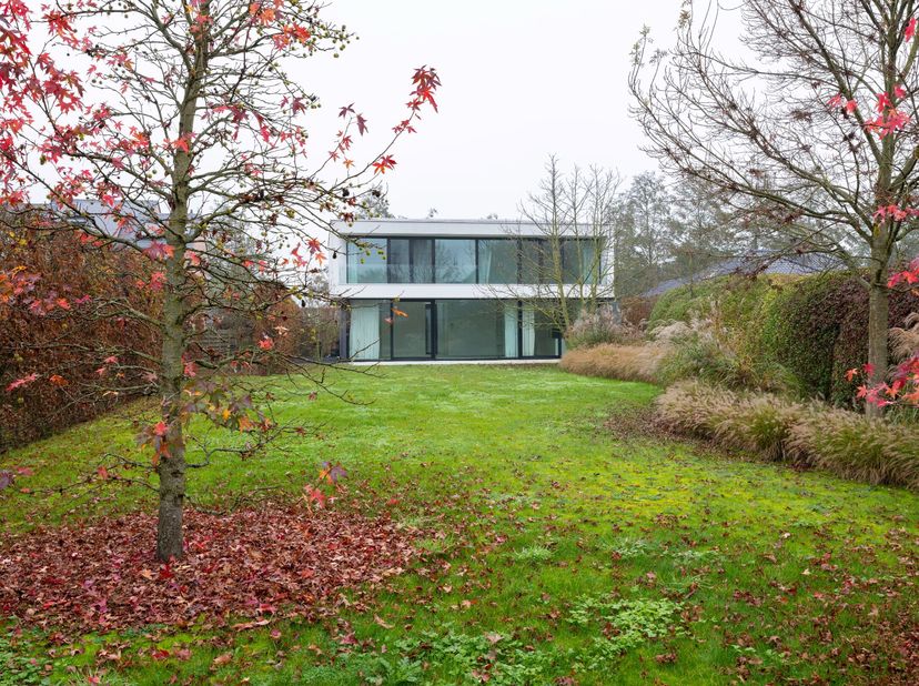 Deze prachtige villa is gelegen in het pittoreske Sint-Katelijne-Waver.&lt;br /&gt;
Met een ruime tuin en een perceeloppervlakte van 1484 m² biedt deze woni