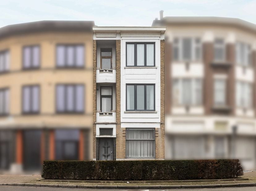 Deze charmante burgerwoning biedt tal van mogelijkheden voor wie een woning wil opfrissen en er zijn eigen touch aan wil geven. Gelegen in een sfeervo