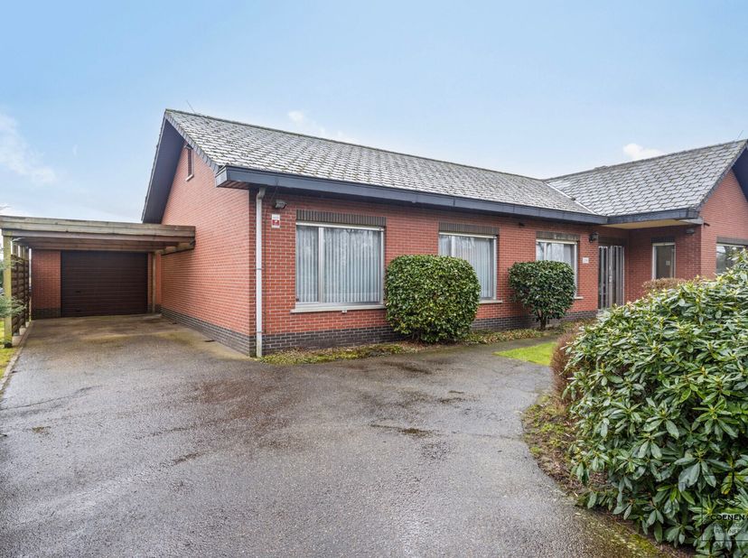 Licht op te frissen laagbouwwoning met een bewoonbare oppervlakte van 194 m², 4 slaapkamers en dit alles op een schitterend perceel van 1807 m². De wo