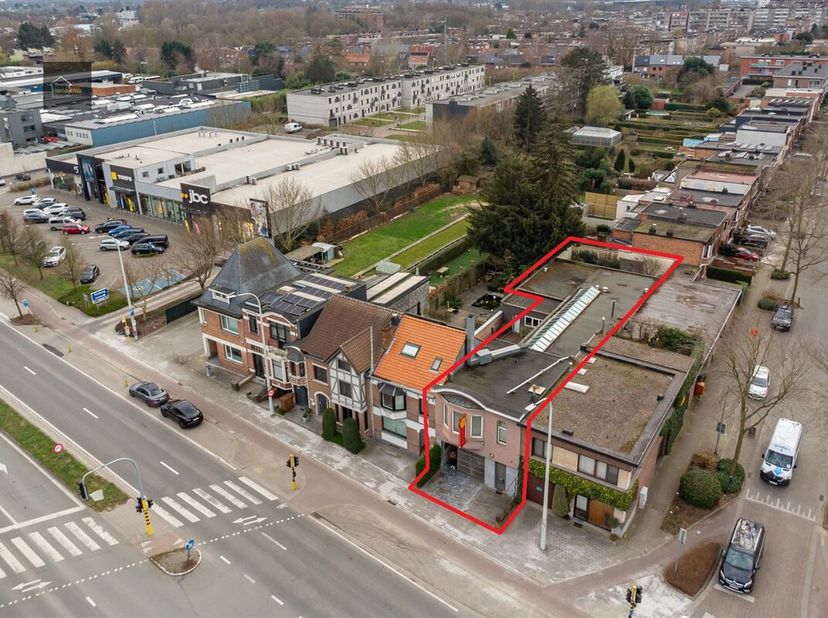 Découvrez cet immeuble commercial moderne à Edegem. Avec une surface généreuse de 355 m², cette propriété offre de nombreuses possibilités. Actuelleme