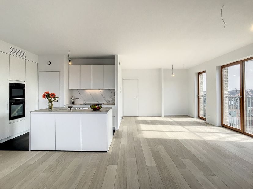 Dans la résidence «De Gloria», en plein centre d&#039;Ypres, vous trouverez ce bel appartement de 2 chambres avec une très grande terrasse ensoleillée. &lt;br