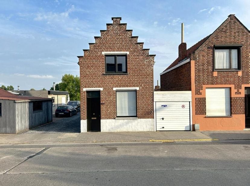 Instapklare alleenstaande woning bestaande uit een inkomhal, gezellige leefruimte met eet- en zithoek, ruime uitgeruste keuken, badkamer (bad met douc