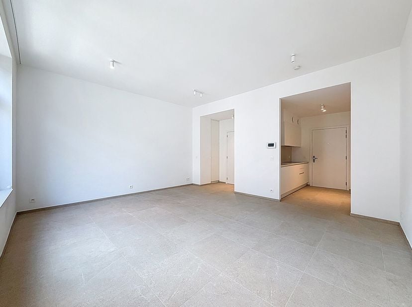 Quartier Place Stéphanie : à deux pas de l&#039;Avenue Louise, Studio neuf de 47 m² est situé au 2ème étage et disponible en première occupation. Il se com