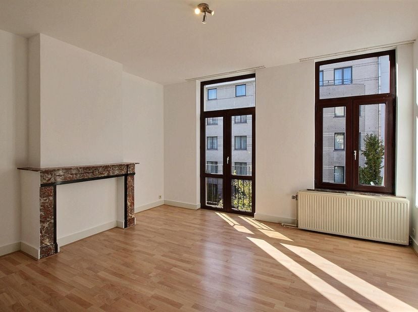 Studio situé au pied de la Commission Européenne, Shuman.&lt;br /&gt;
Le studio offre une lumineuse pièce à vivre avec un petit balcon, une cuisine équipée,