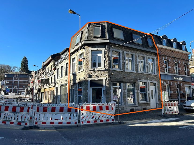 SOUS SOL de ± 36m² :&lt;br /&gt;
- 2 caves de ± 12,5m² et 19,5m² sur carrelage,&lt;br /&gt;
REZ DE CHAUSSEE (commercial) de ± 36m² :&lt;br /&gt;
- Surface commerciale d