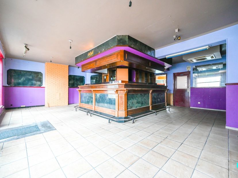 Dit karaktervolle handelspand met bijhorende woonst, ooit het bruisende decor van een geliefd café, biedt een wereld aan mogelijkheden op een absolute