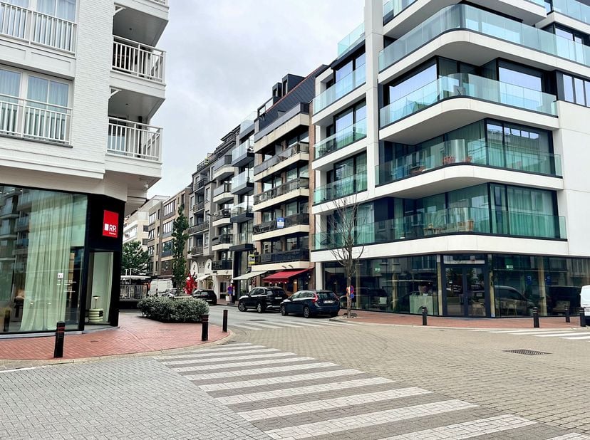 Subliem gelegen appartement tussen de Zeedijk, het Lichttorenplein en het Driehoeksplein, vlakbij de bruisende winkelstraten en vlakbij het strand. Di
