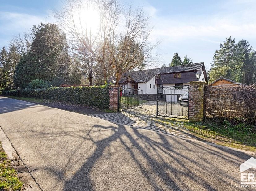 Uitzonderlijke villa te koop in groene omgeving.Goed onderhouden woning in de mooiste wijk van Neerpelt, op een rustige en groene locatie, maar toch d