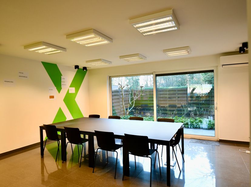 Bent u op zoek naar een veelzijdige kantoor- of praktijkruimte op een toplocatie? Neem dan zeker contact met ons op!&lt;br /&gt;
Dit kantoor beslaat de voll