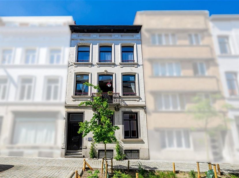 In een zeer gewilde wijk van Elsene, vlakbij het Fernand Cocqplein en het Sint-Bonifatiusplein, ligt deze aantrekkelijke, lichte woning onder architec