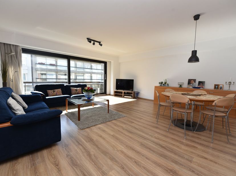 Appartement de 3 chambres bien situé sur le côté ensoleillé de la Koningslaan, à quelques pas de la Zeedijk, de la Rubensplein et du centre commercial