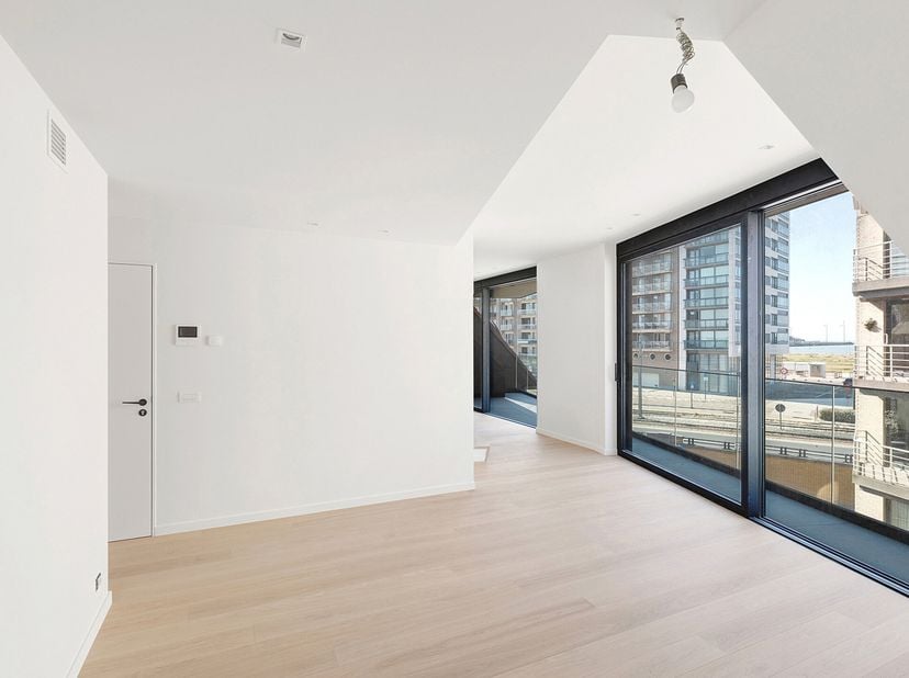 Prachtige nieuwbouw duplex met zeezicht in Heist  onmiddellijk beschikbaar&lt;br /&gt;
Deze ruime, ongemeubelde nieuwbouwduplex is ideaal gelegen in Heist e