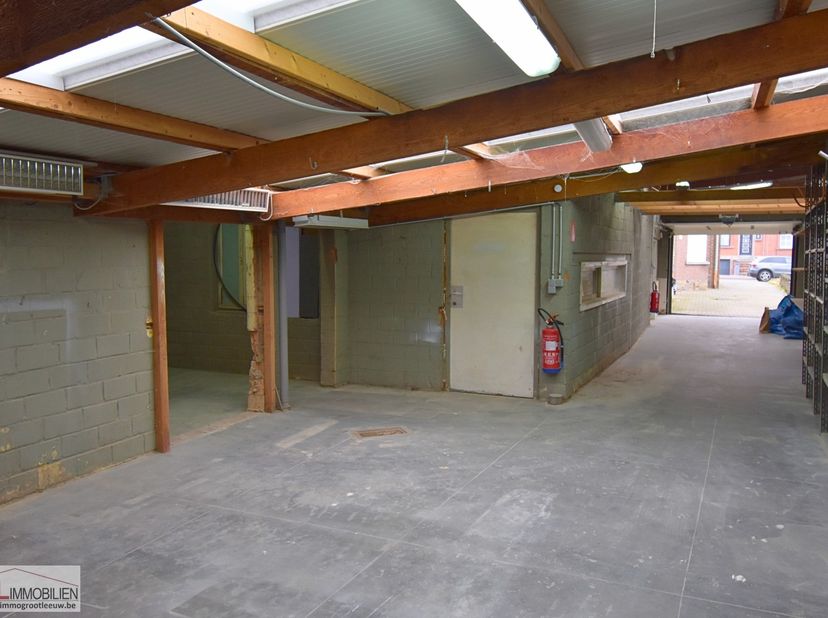Bent u op zoek naar een opslagruimte op een strategische locatie?&lt;br /&gt;
Deze opslagruimte van 214m² in Sint-Pieters-Leeuw biedt de perfecte combinatie