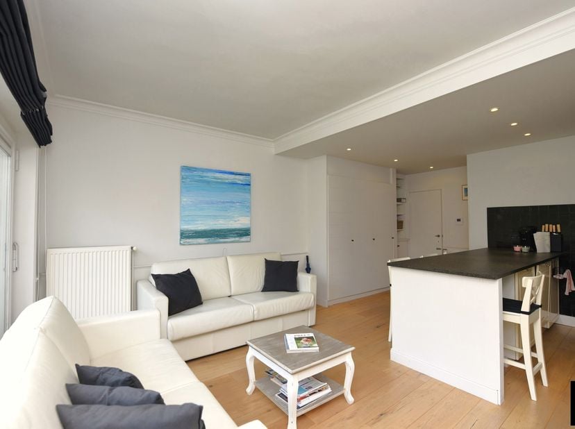 Vernieuwde lichtrijke studio met moderne afwerking uitstekend gelegen in de Van Bunnenlaan dicht bij het strand.&lt;br /&gt;
Indeling: inkom met vestiaireka