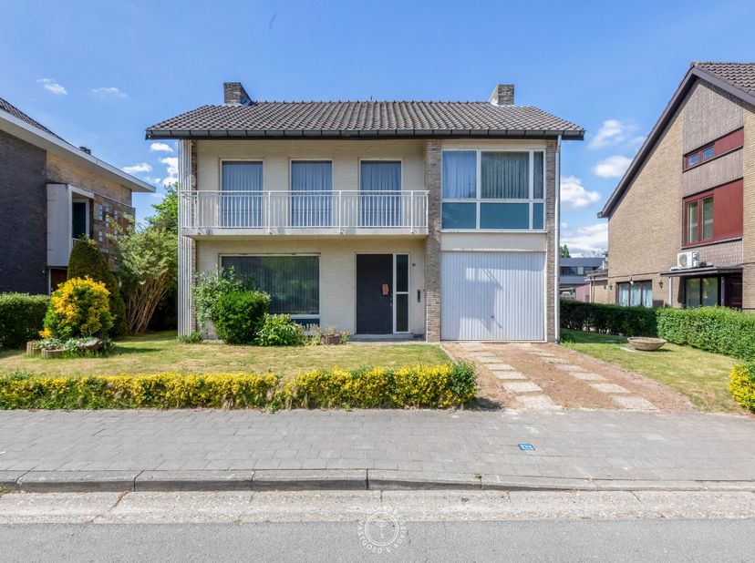 Deze charmante vrijstaande woning biedt alles wat je nodig hebt en meer. Op een wel uitermate goede ligging  ligt dit  bijzonder aangenaam perceel, al