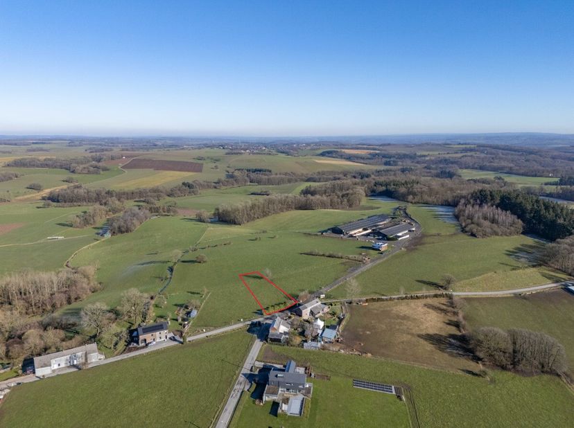 ERA B-LUX biedt u met plezier deze bouwgrond aan, gelegen in Bende, een deelgemeente van Durbuy.Dit perceel van 1.600 m² is geschikt voor een open beb