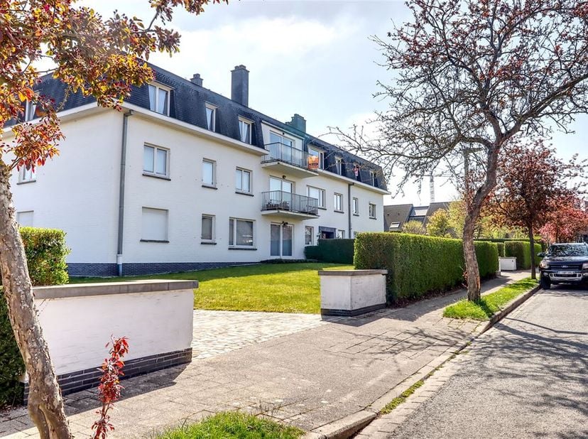 In een residentiële buurt net buiten de stad geniet dit appartement van 178 m² woonplezier, heel veel licht en een aangenaam zicht.  De lichtrijke ink
