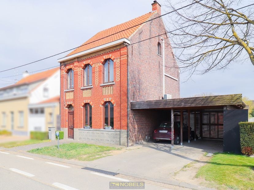Op een GUNSTIGE LIGGING met een VLOTTE BEREIKBAARHEID nabij alle faciliteiten bevindt zich deze HALFOPEN BEBOUWING. &lt;br /&gt;
Deze IDEALE GEZINSWONING ge