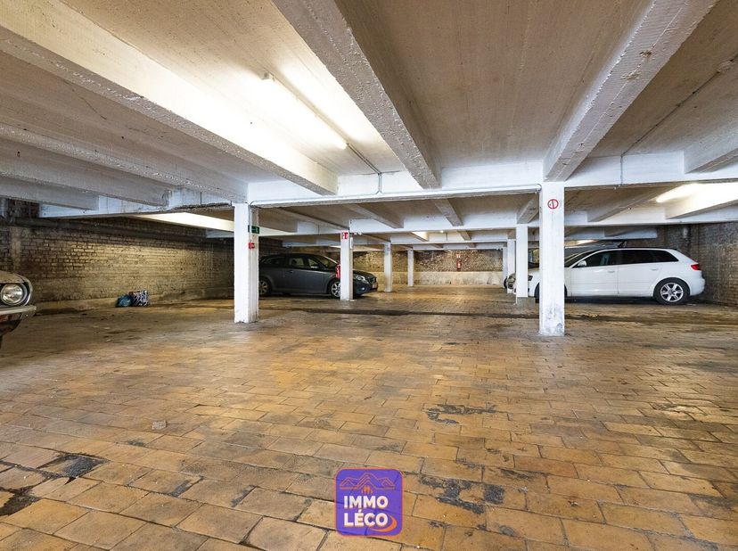 1 emplacement de parking situé au  sous-sol d&#039;une résidence, sécurisé par un portail motorisé en façade.&lt;br /&gt;
L&#039;emplacement t se trouve en plein cent