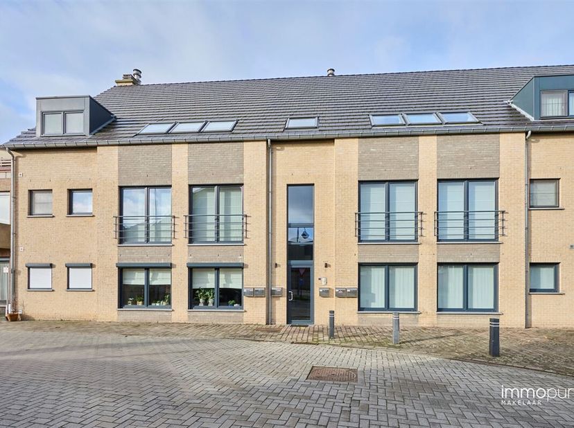 Welkom in dit prachtige appartement in het hart van Hamont, met een bewoonbare oppervlakte van maar liefst 130m². Het appartement werd gebouwd in 2006