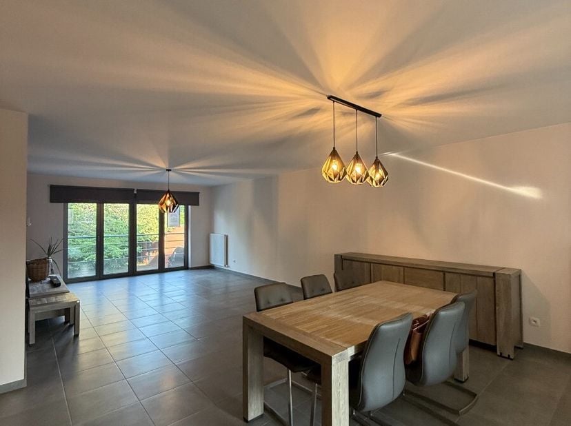 BEZOEKAANVRAGEN UITSLUITEND VIA MIJN HUURPROFIEL, KLIK OP DE CONTACTKNOP OM UW BEZOEK AAN TE VRAGEN.Ruim modern appartement met 2 slaapkamers, een ter
