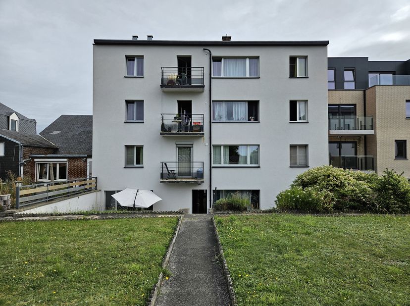 Composition:&lt;br /&gt;
Hall d&#039;entrée&lt;br /&gt;
Wc séparé&lt;br /&gt;
Séjour de 30 m²&lt;br /&gt;
Cuisine équipée&lt;br /&gt;
Salle de bains (lavabo, baignoire et arrivées pour