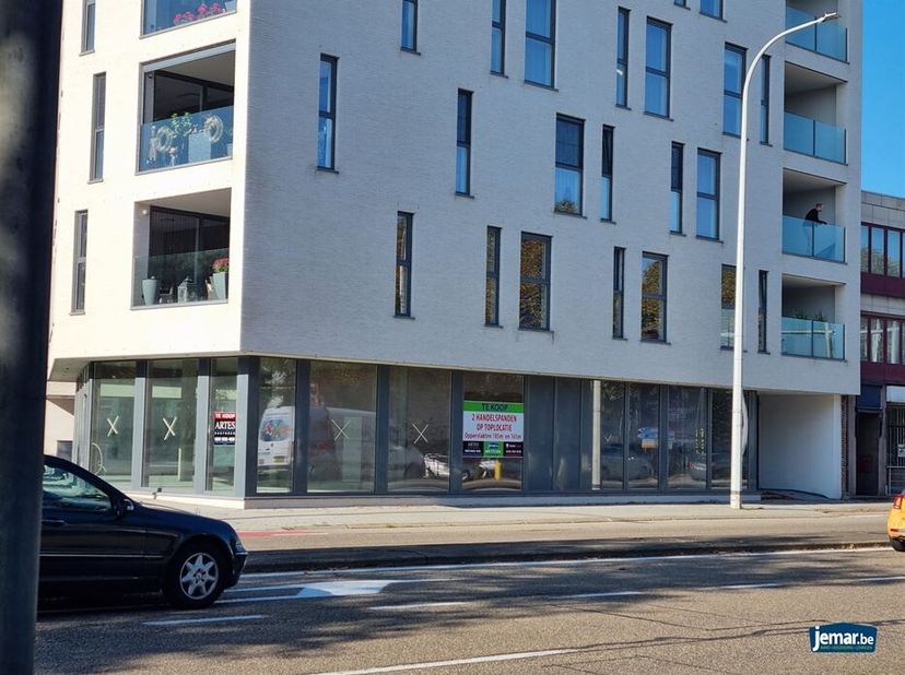 Nieuwbouw handelspanden op een zeer commerciële ligging in het centrum van Maasmechelen&lt;br /&gt;
1 Handelspand heeft een oppervlakte van 156 m² &lt;br /&gt;
1