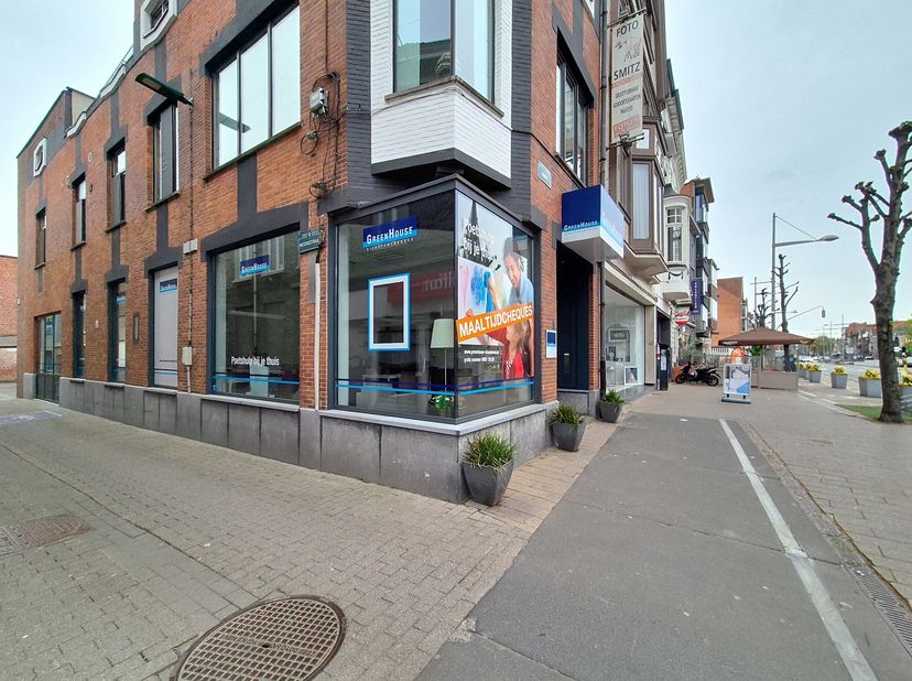 Dit lichtrijke kantoor te huur op de Markt in Eeklo biedt de ideale locatie voor jouw bedrijf. Gelegen in het centrum, omringd door een mix van lokale