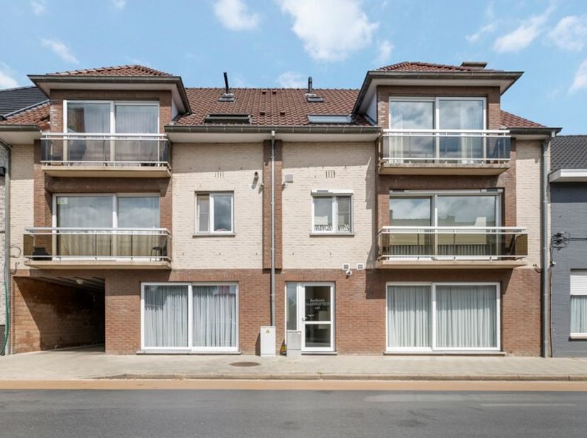 OPEN HUIS op afspraak 28/06 van 9h00 tot 10h00&lt;br /&gt;
Instapklaar appartement  in residentie Manhattan.&lt;br /&gt;
- open keuken&lt;br /&gt;
- lichtrijke leefruim