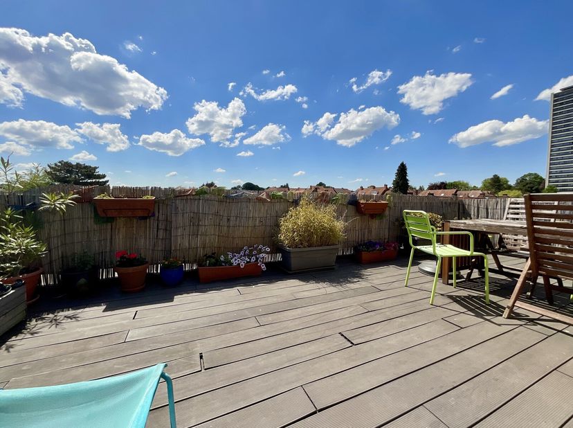 Te koop  Penthouse met 4 slaapkamers en terrassen in Jette  390.000 EURGelegen aan de M. Dekeyserlaan, biedt dit ruime penthouse veel licht en ruimte.