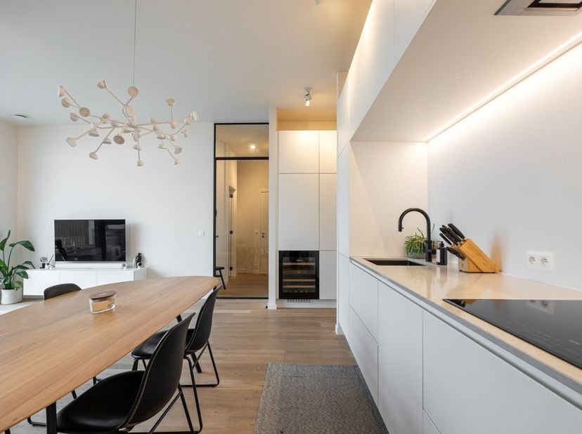 Moderne penthouse (bouwjaar 2021) met drie slaapkamers en ruim zuid terras op een toplocatie te Zurenborg Antwerpen!&lt;br /&gt;
Dit ruime appartement is ge