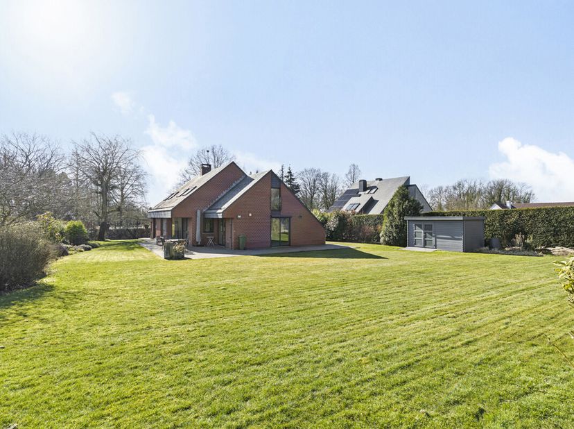 Vous cherchez une maison (villa) spacieuse, 4 chambres à coucher, grand jardin, résidentiel, avec beaucoup de lumière..... ? Cette maison/emplacement