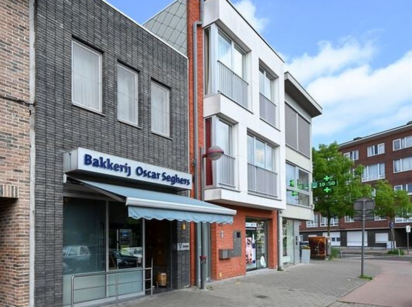 Een uniek pand op een toplocatie! &lt;br /&gt;
tussen het Jan Palfijn ziekenhuis te Merksem, Scholen en de Maantjessteenweg ligt deze handelswoning, een uit