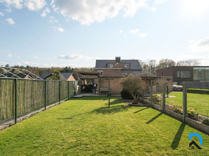 Ruim appartement met 3 slaapkamers en privé tuin&lt;br /&gt;
We vinden dit ruim appartement met privé tuin terug in een rustige buurt te Helchteren. De rust
