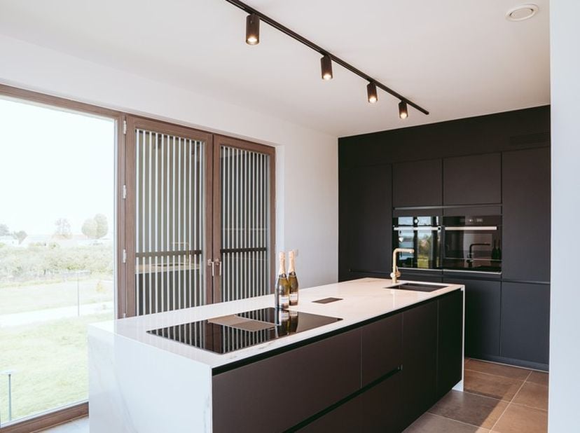 Prachtig park-penthouse (121,20 m² + 15 m² terras) te koop op wandelafstand van centrum. Dit zeer moderne penthouse-appartement is gelegen in een oase