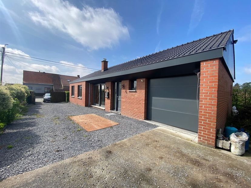 Jolie villa 4 façades plain-pied située au coeur du village de Néchin sur 11 ares 63 centiares.&lt;br /&gt;
Cette habitation offrant une superficie habitabl