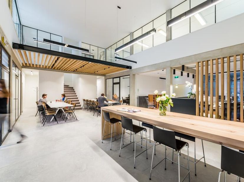Dit gerenoveerde kantoorgebouw biedt een moderne loftlook met alle hedendaagse voorzieningen. Gelegen vlak bij het Zuid- en Muinkpark én langs de opri