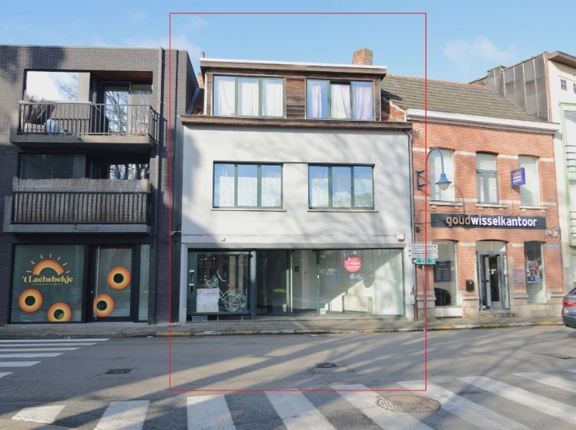 Kantoorruimte te koop in centrum Kontich.&lt;br /&gt;
Ideale locatie voor wie een zelfstandige zaak wil starten of een bestaande zaak wil verderzetten.&lt;br /