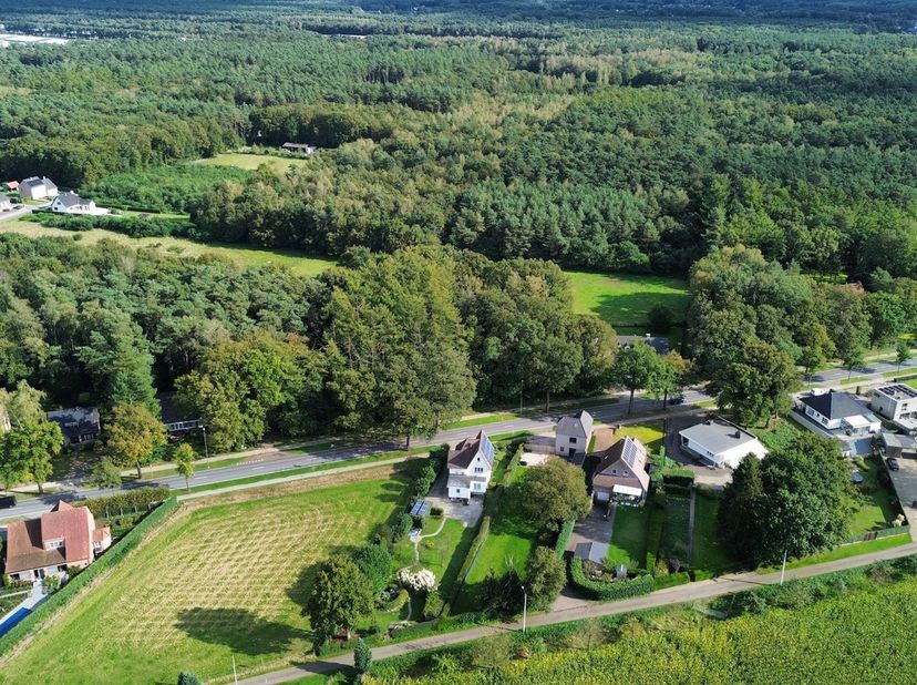 Droomt u ervan om uw eigen woning te bouwen op een uitzonderlijke locatie? Dan is dit uw kans! Deze bouwgrond langs de Kempenseweg, op de hoek met de