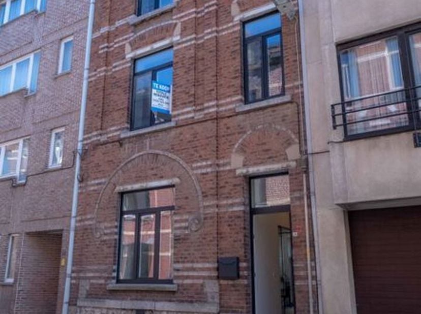 Deze prachtige stadswoning, met zijn hoogwaardige afwerking en duurzame renovatie, biedt het ideale thuis voor wie houdt van comfort, ruimte en een gr