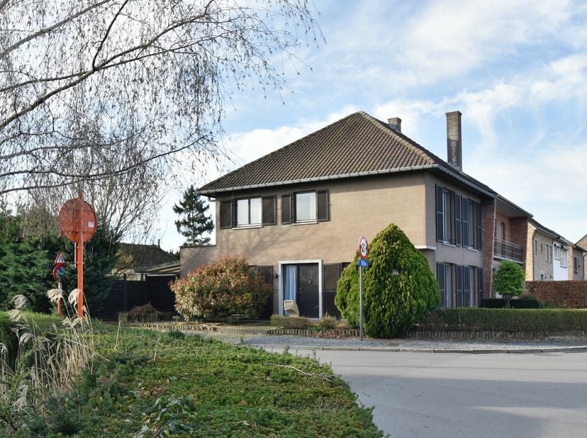 Karaktervolle woning met 3 à 4 slaapkamers gelegen vlak buiten het centrum van Sint-Truiden, nabij de N80 richting Hasselt. &lt;br /&gt;
Deze woning is gele